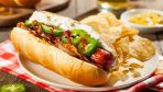 Hot dog z Seattle. Jego dodatki to serek śmietankowy, papryczki jalapeño, siekana kapusta i sos sriracha (fot. shutterstock)