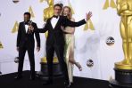 Triumfatorowi towarzyszą gwiazdy wręczające nagrodę Nicole Kidman i Chiwetel Ejiofor (fot. PAP/EPA)