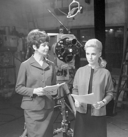 Piękne kobiety i straszne maszyny, czyli spikerki (z prawej Edyta Wojtczak) przed wejściem na antenę, 1967r. (fot.TVP) Piękne kobiety i straszne maszyny, czyli spikerki (z prawej Edyta Wojtczak) przed wejściem na antenę, 1967r. (fot.TVP)