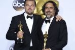 Leonardo DiCaprio w końcu doczekał się upragnionego Oscara. Tu z reżyserem Alejandro Gonzalezem Inarritu  (fot. pap/epa)