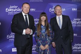 Prezes TVP Jacek Kurski i Dyrektor Generalny EBU Jon Ola Sand z reprezentantką Polski na Eurowizji Junior 2019 Wiktorią Gabor