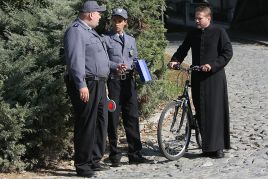Ojciec Mateusz stanowi niezawodne wsparcie dla policjantów z Sandomierza (fot. TVP)