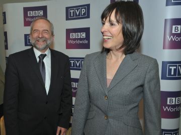 Reżyserka serialu Coky Giedroyć i prezes TVP Juliusz Braun (fot. Jan Bogacz/TV)