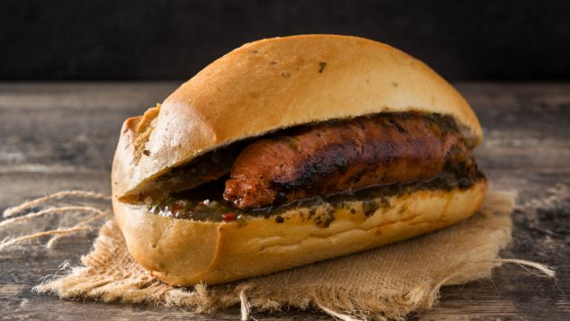 W argentyńskim hot dogu znajdziemy kiełbaskę chorizo i marynowaną czerwoną cebulę (fot. shutterstock)