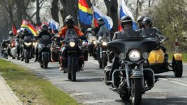 Motocykliści z Kaliningradu na cmentarzu czerwonoarmistów w Braniewie. Przyjechali pod eskortą policji