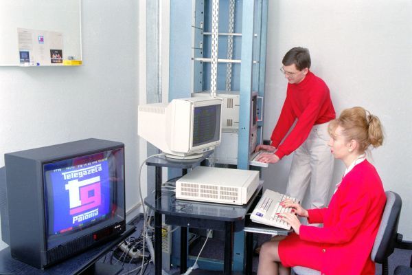 Oddziały TVP prowadzą własne telegazety z informacjami dotyczącymi wydarzeń lokalnych. Zdjęcie z 1993 roku (fot. TVP)