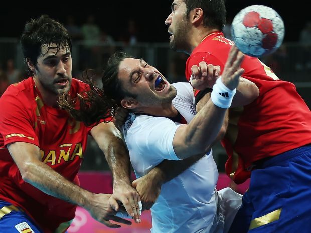 Reprezentacja Francji (w środku) broni złotego medalu z Pekinu (fot. Getty IMages)