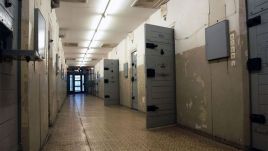 Areszt we Wrocławiu przegrał proces z osadzonym. „Toaleta oddzielona była jedynie zasłonką”