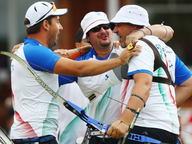 Mauro Nespoli, Marco Galiazzo i Michele Frangilli świętują zdobycie olimpijskiego złota (fot. Getty Images)
