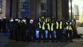 Policja wyprowadziła protestujących z budynku PKW. Osoby stawiające opór usunięto siłą