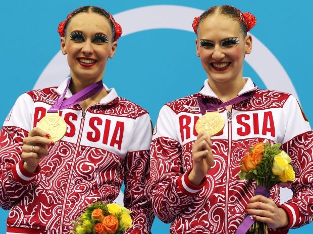 Natalia Iszczenko i Swietłana Romaszina ze złotymi medalami (fot. Getty Images)