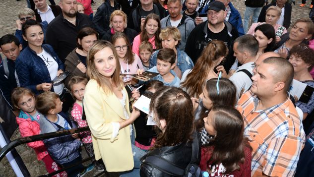 Tłumy ustawiały się również po autograf serialowej Elżbiety Łokietkówny (fot. J. Bogacz/TVP)