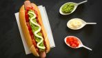Hot dog po włosku to m.in. awokado, pomidory oraz majonez (fot. shutterstock)