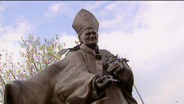 Pomnik Jana Pawła II w parafii św. Maksymiliana Kolbego we Wrocławiu
