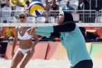 Mecz siatkówki na plaży Copacabana – Doaa Elghobashy z Egiptu i Laura Giombini z Włoch (fot. PAP)