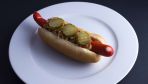 Hot dog po duńsku to specjalna, czerwona kiełbaska, pikle oraz cebula (fot. shutterstock)