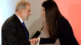 Andrzej Gwiazda odbrał nagrodę z rąk córki Lecha Kaczyńskiego – Marty Kaczyńskiej (fot. PAP/Jacek Turczyk)
