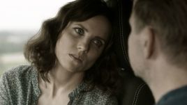 Julia Kamińska jako filmowa Magda, tkwiąca w miłosnym trójkącie między sowim mężem a jego szefem (fot. materiały prasowe)