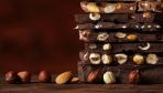 Ciemna czekolada nie jest tak słodka jak jej mleczny odpowiednik, ale zawiera antyoksydanty, które obniżają ryzyko zawału serca (fot. shutterstock)