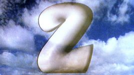 	„Gruba” cyfra „2”. Początkowo logo wyświetlane na ekranie było półprzezroczyste, później stało się białe. Zmieniały się także wielkość oraz położenie. Fot. Wikipedia