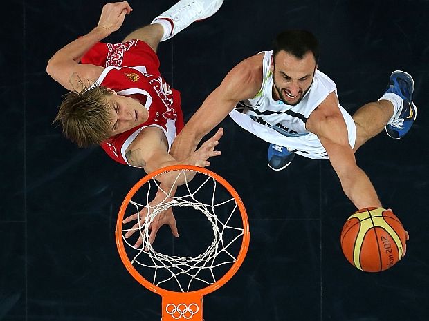 Manu Ginobili i Andriej Kirilenko (fot. Getty Images)