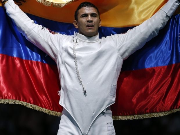 Ruben Limardo Gascon po zwycięstwie dumnie prezentował wenezuelską flagę (fot. Getty Images)