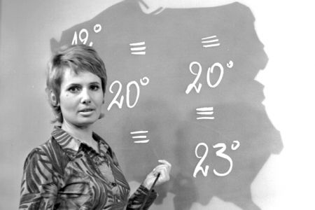 Koleżanka „Wicherka", czyli „Chmurka" - Elżbieta Sommer. Pogodynki zawsze wyróżniały się urodą. (fot. TVP) Koleżanka „Wicherka", czyli „Chmurka" - Elżbieta Sommer. Pogodynki zawsze wyróżniały się urodą. (fot. TVP)