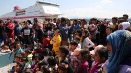 PE ocenił, że polityka azylowa Unii poniosła porażkę w obliczu coraz większego napływu migrantów (fot. PAP/EPA/ORESTIS PANAGIOTOU)