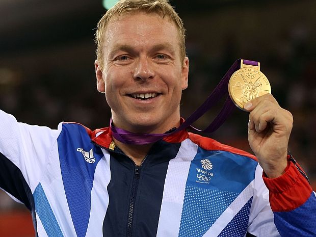 Chris Hoy i najnowsza z jego sześciu błyskotek (fot. Getty Images)