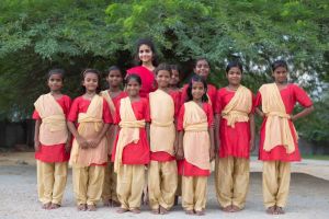 z-indii-przyjada-min-dziewczeta-prezentujace-bharatanatyam-starozytny-taniec-hinduski
