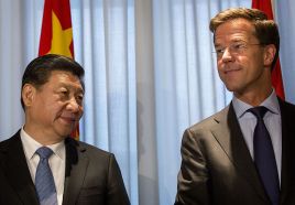 ﻿Chiny: Xi Jinping ostrzegł premiera Holandii przed „zrywaniem" powiązań gospodarczych, fot. Valerie Kuypers-Pool/Getty Images