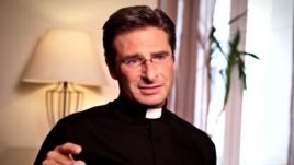 Polski ksiądz z Watykanu ujawnia: jestem gejem