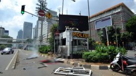 Seria ataków bombowych i strzelanin w centrum Dżakarty