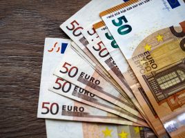 Płaca minimalna 730 euro: Jaką decyzję podejmie rząd?, fot. Getty Images/SOPA Images/LightRocket/Igor Golovniov