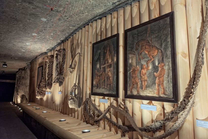 01_Fragment stałej ekspozycji Muzeum Żup Krakowskich Wieliczka z obrazami Alfonsa Długosza, fot. B. Papież