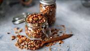 Domowa granola jest doskonałą opcją na zdrowy, i zarazem smaczny prezent. Fot. Pcholik/Shutterstock
