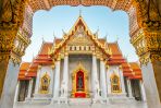 Podróż do Bangkoku byłaby nieudana bez wizyty w jednej z bogato zdobionych świątyni buddyjskich. (fot. www.shutterstock.com)