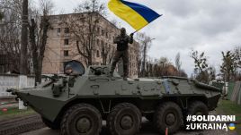 Ukraiński żołnierz macha flagą