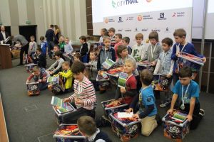 uczestnicy-city-trail-junior-odbieraja-medale-dyplomy-i-upominki-fot-citytrail