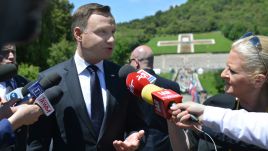 Prezydent Andrzej Duda (C) rozmawia z dziennikarzami  (fot. PAP/Jacek Turczyk)