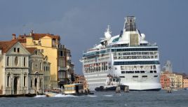 Wenecja: Wycieczkowiec uderzył w statek z turystami