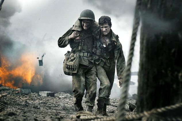 ...i wojenny dramat „Przełęcz ocalonych” Mela Gibsona, o amerykańskim sanitariuszu, który odmawia zabijania z powodów moralnych (fot. mat. pras.)