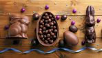 76% osób, które zjadają króliczka z czekolady, najpierw zabiera się za jego uszy (fot. shutterstock)