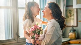 Dzień Matki już 26 maja. Sprawdź, czym warto obdarować mamę z okazji jej święta. Fot. Yuganov Konstantin/ Shutterstock