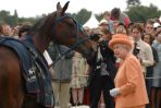 Oprócz jazdy monarchini uwielbia także wyścigi konne (fot. PAP)