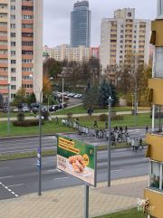 Biolog Wiktar Fianczuk został zatrzymany, bo szedł z historyczną flagą Białorusi. (Zdj. Nasza Niwa)