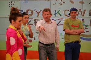 realizator-programu-marek-bienkowski-ze-spacja-i-enterem-przygotowuja-sie-do-nagrania-fot-tvp
