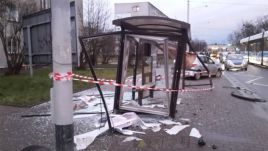 Wrocław: samochód staranował przystanek tramwajowy, dwie osoby ranne