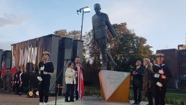 Pomnik rtm. Witolda Pileckiego stanął przed wejściem do Muzeum II Wojny Światowej w Gdańsku  (fot. TT/IPN Gdańsk)