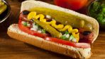 Hot dog z Chicago. Bazą jest parówka z bułką z makiem, a jego dodatki to m.in. pikle, pomidory, krojona cebula, marynowane papryczki, dedykowany sos oraz musztarda (fot. shutterstock)